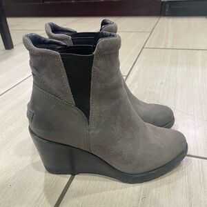 Sorel grey wedge chelsea boot size 7. GUC